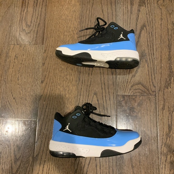 Jordan max Aura 2 GS 'Black University Blue'